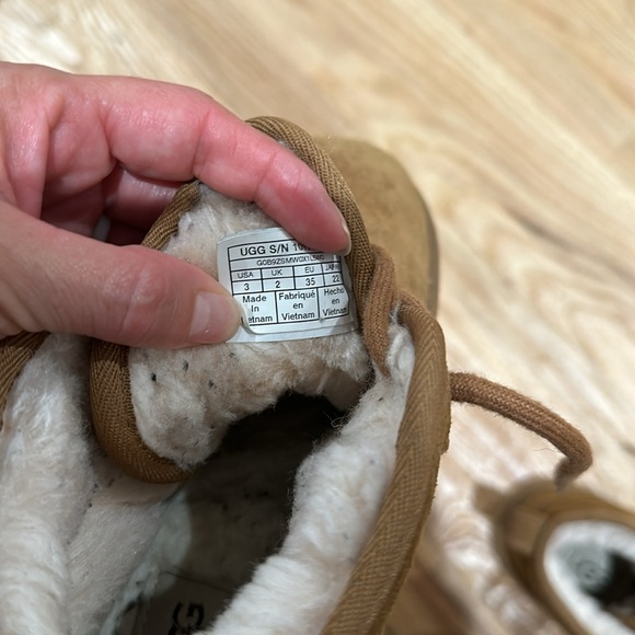 Boys Ugg’s - Picture 3 of 4